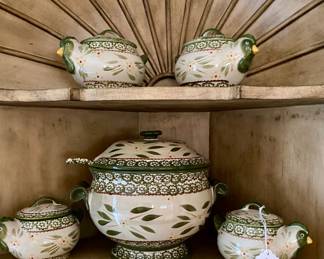Soup tureen with 4 hen bowls with lids