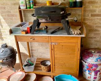 Welcome to the garden, great furniture and pots, grill and storage