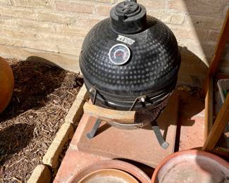 Welcome to the garden, great furniture and pots, grill and storage