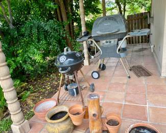 Welcome to the garden, great furniture and pots, grill and storage