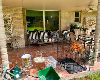 Welcome to the garden, great furniture and pots, grill and storage