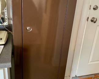 Metal gun cabinet