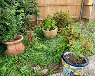 Welcome to the garden, great furniture and pots, grill and storage