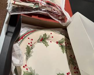 Lenox Holiday Gatherings Holiday Berry plates