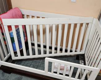 Crib that converts to toddler bed