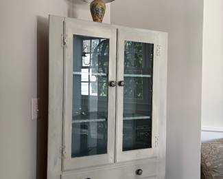 Corner cabinet