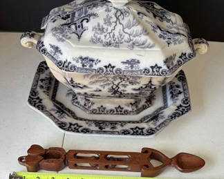 Lot 216: Blue and white transferware lidded tureen with matching octagonal underplate