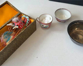 Lot 68: Assorted kitchenware and decorative trinket box