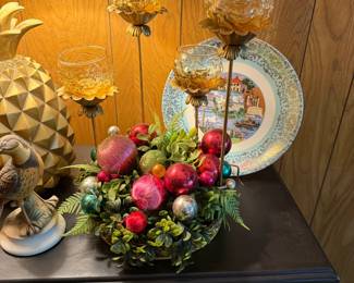 A close look at the vintage Christmas candle table top decoration, vintage state plate
