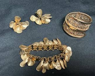 Lot # : 12 - Vtg Napier Oyster Set & Bartek Bracelet