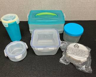 Lot # : 81 - Lot of Plastic Storage Containers w/ Lids