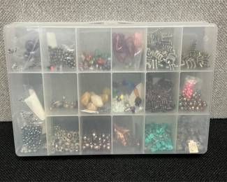 Lot # : 84 - Craft Organizer with Beads