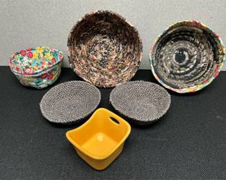 Lot # : 80 - Fabric Baskets and Rachael Ray Dish