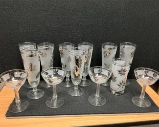Lot # : 369 - 13 Libbey Frosted Pilsner Glasses: Silver Leaf