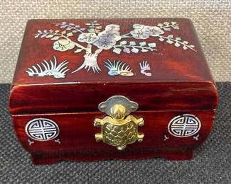 Lot # : 197 - Mother of Pearl Ring Box