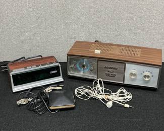 Lot # : 123 - Vintage Lloyds AM Alarm Clock Radio & Cosmo