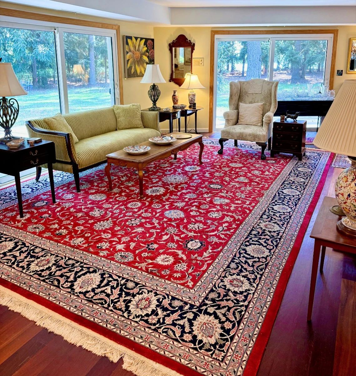 Beautiful Kashan Persian 10 '8" X 15'5" Oriental Carpet and Traditional Furniture.