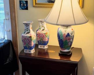 Tobacco Leaf Vases, Lamp and Inlaid Mahogany Drop Leaf Table