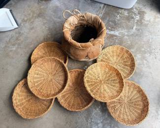 SAT509 - Bundle of Wicker plates & basket