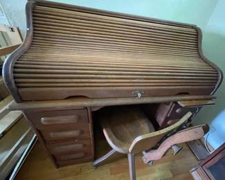 SAT368 - Vintage Solid Wood Roll-Top Desk With Swivel Chair