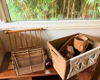 SAT437 - Bundle of wooden baskets, holders, cups & more