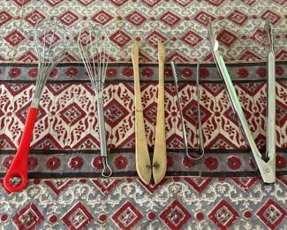 SAT175 - Mixed Kitchen Utensil Lot (5 Pc) - Whisks & Tongs