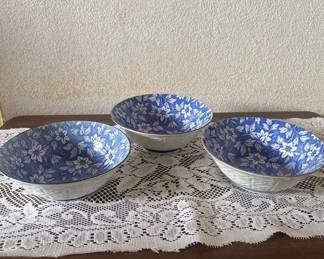 SAT147 - Set of 3 Vintage Japanese Ryuho Kiln Blue & White Floral Bowls Embossed White