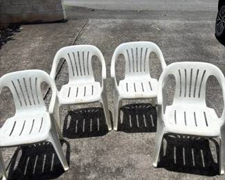 SAT373 - 4 Plastic Chairs
