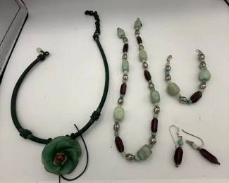 SAT484 - Real and Artificial Jade Jewelry