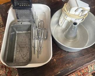 SAT241 - Vintage Bakeware Bundle