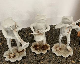 3 garden frogs