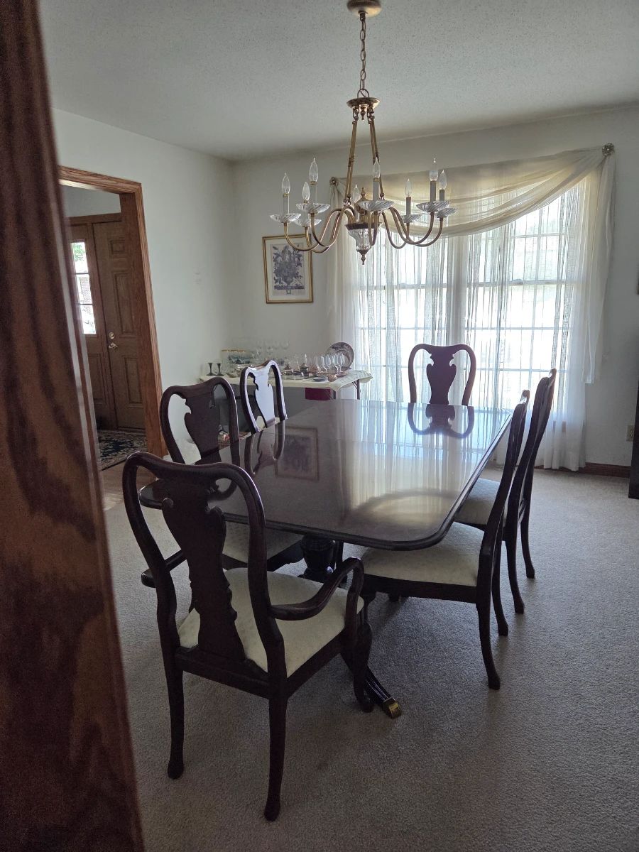 Thomasville table/6 chairs/ 2 leaves