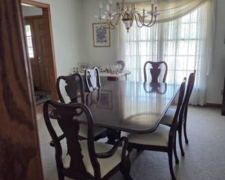 Thomasville table/6 chairs/ 2 leaves