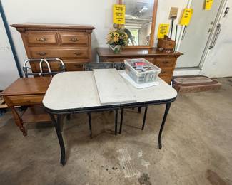 Mid-century modern kitchen table. Complete with extra leaf and four chairs