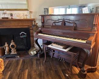 Upright piano
