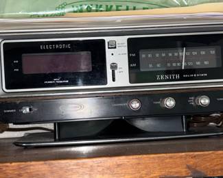 Vintage Zenith K472W Circle of Sound AM/FM Clock Radio