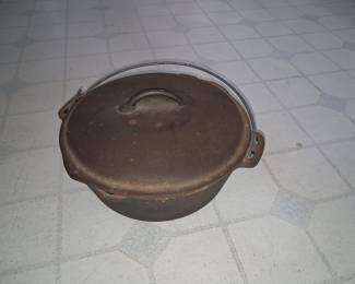 Vintage Unmarked Cast Iron Dutch Oven with Bail Handle, #8