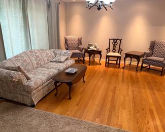 Floral sofa Honquist, upholstered chairs & end tables