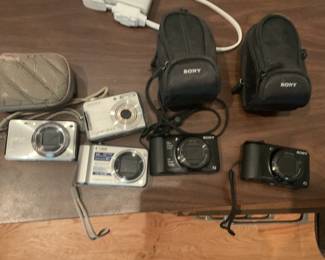 Vintage Sony Cyber-shot digital point & shoot cameras with cases