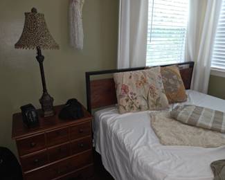 Full size bed w/nice mattress