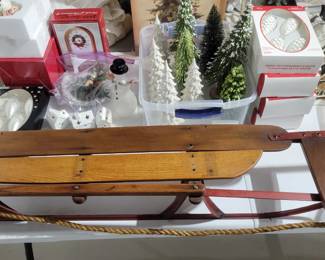 Cool 1/2 sled wall shelf
