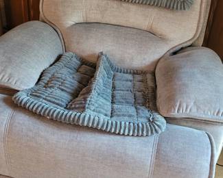 Wide lift chair