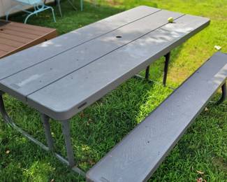 Nice picnic table 
