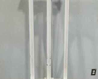 ictorian Stick & Ball Easel, Painted White