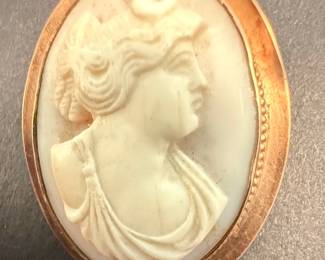 Vintage Shell Cameo Brooch in Gold Tone Style
