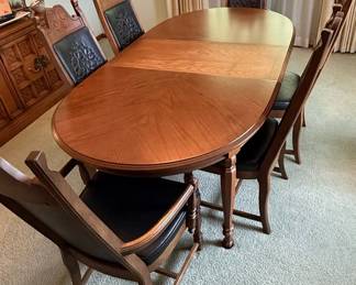 Traditional Style Dining Table and Chair Set