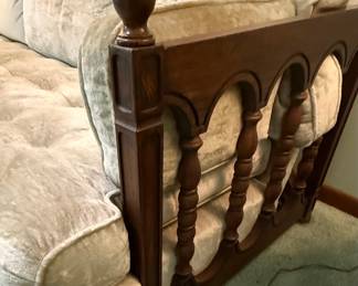 Spindle Style Velvet Tufted Daybed