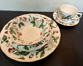 Nikko Casual Living Strawberry Dinnerware Set