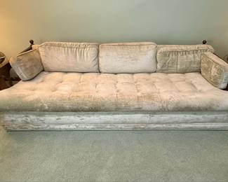 Spindle Style Velvet Tufted Daybed