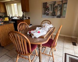 Oak dining table with five chairs and one leaf